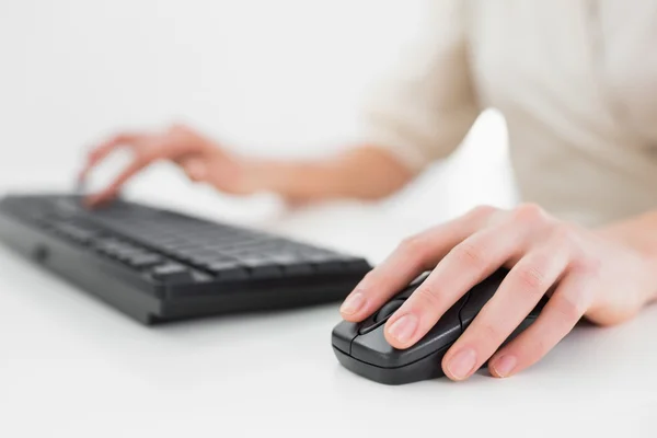 Midsection of a businesswoman using keyboard and mouse — Stock Photo, Image