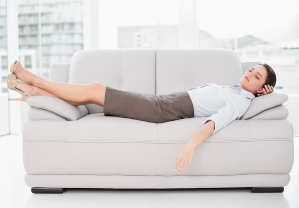 Gut gekleidete junge Frau schläft auf Sofa — Stockfoto