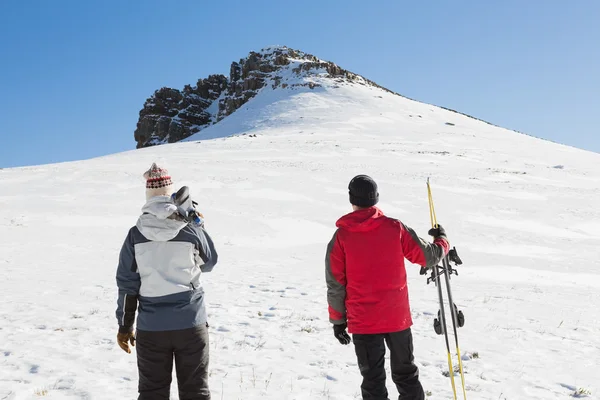 Rückansicht eines Paares mit Skistrecken auf Schnee — Stockfoto