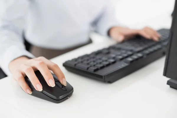 Primer plano de las manos teclado y ratón del ordenador — Foto de Stock