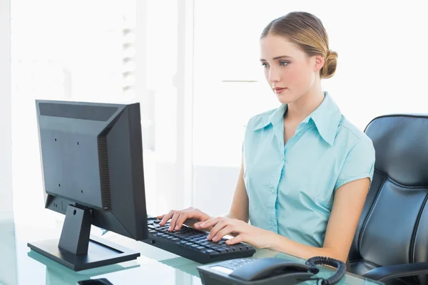 Mulher de negócios calma elegante que trabalha no computador — Fotografia de Stock