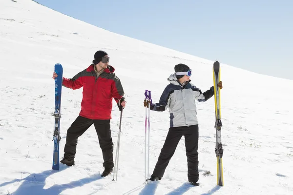 Longitud total de una pareja con tablas de esquí en la nieve — Foto de Stock