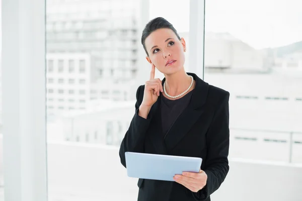 Durchdachte elegante Geschäftsfrau mit Tablet-PC — Stockfoto