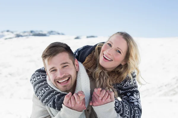 Nahaufnahme eines fröhlichen Paares, das sich auf Schnee an den Händen hält — Stockfoto
