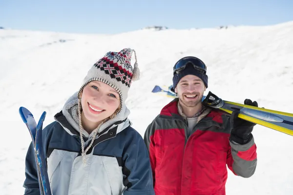 Portrait d'un couple souriant avec planches de ski nn neige — Photo