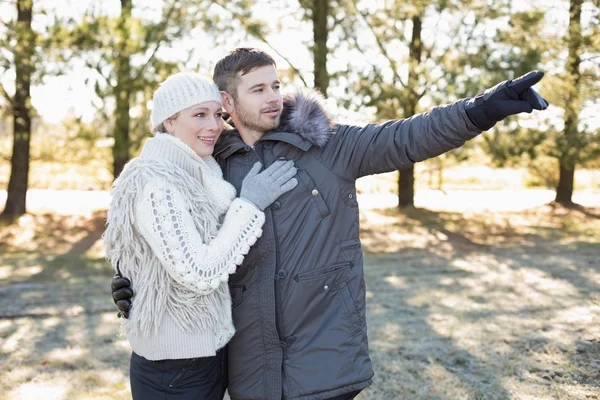 Liebendes junges Paar in Winterkleidung im Wald — Stockfoto