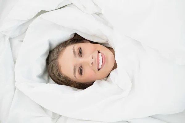 Onu yatakta yatan içerik rahat kadın — Stok fotoğraf