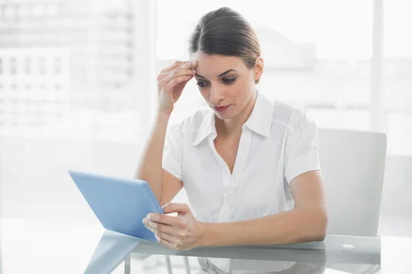 Concentrando morena empresária trabalhando com seu tablet — Fotografia de Stock