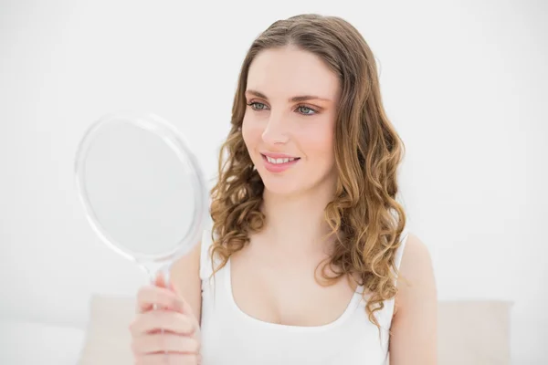 Vrouw met een spiegel — Stockfoto