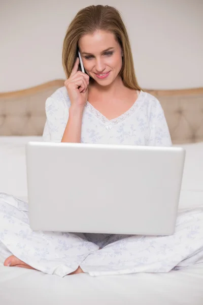 Natural content woman using laptop and phoning — Stock Photo, Image