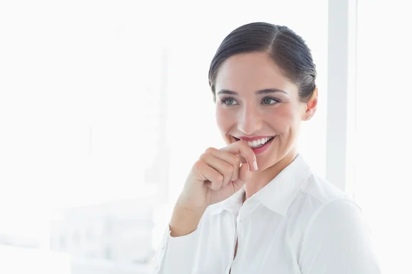 Mujer de negocios sonriente mirando hacia otro lado —  Fotos de Stock