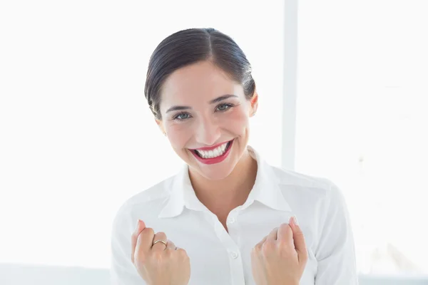 Glada unga affärskvinna knöt nävarna — Stockfoto