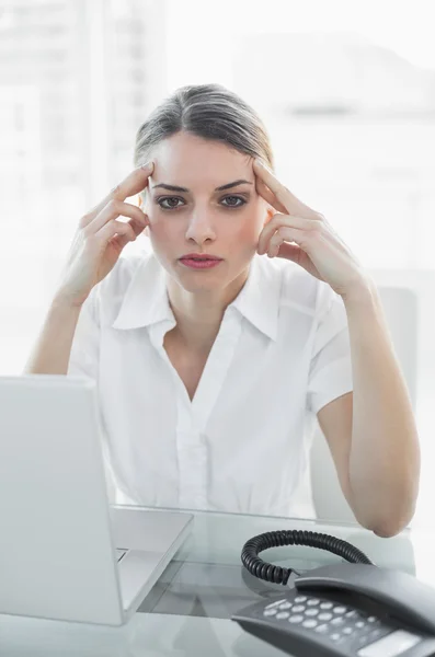 Empresaria con dolor de cabeza en el trabajo — Foto de Stock