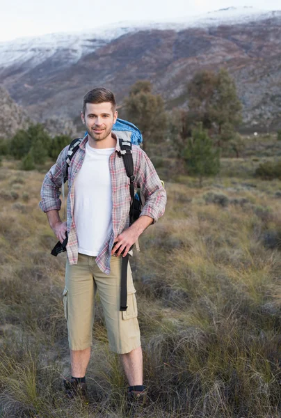 Man met rugzak staande op boslandschap — Stockfoto