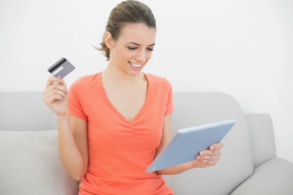 Conteúdo adorável mulher casa compras com seu tablet — Fotografia de Stock