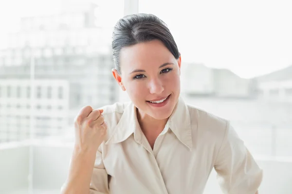 Elegante y feliz empresaria en el cargo — Foto de Stock