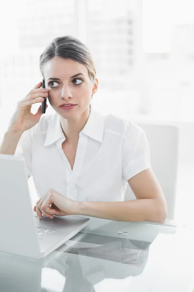 Attraktive Geschäftsfrau telefoniert mit ihrem Smartphone — Stockfoto