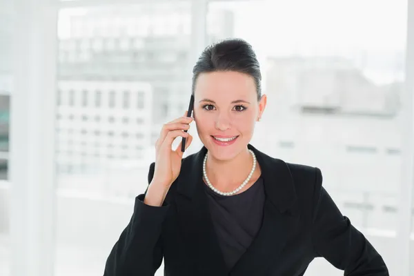 Sonriente mujer de negocios elegante usando el teléfono celular —  Fotos de Stock