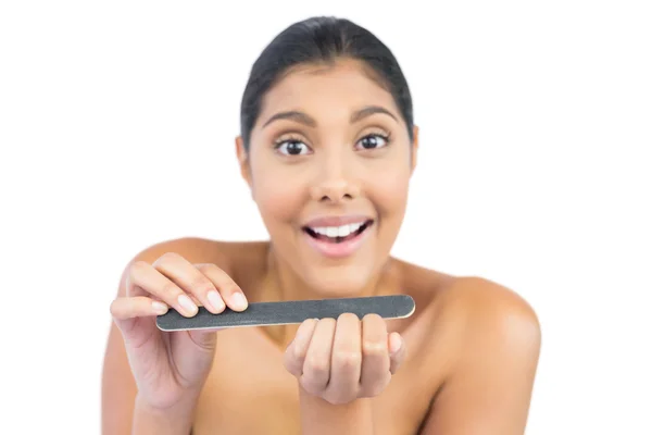 Veselá nahá bruneta pomocí pilníku — Stock fotografie