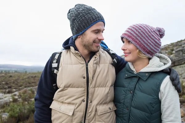 Koppel op een wandeling op het platteland tegen heldere hemel — Stockfoto