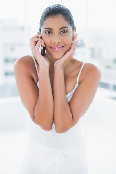 Sonriente morena tonificada llamando con teléfono móvil — Foto de Stock