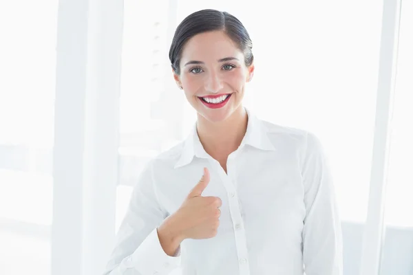 若いビジネス女性ジェスチャー親指まで笑ってください。 — ストック写真