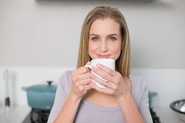 Smiling gorgeous model holding mug — Stock Photo, Image