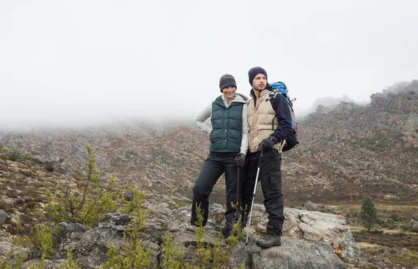 Paar steht nach Wanderung bei klarem Himmel auf Felsen — Stockfoto