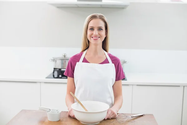 Casual smiling model standing behind baking utensils — Stock Photo, Image