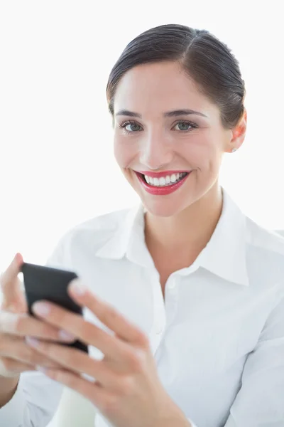 Mooie jonge zakenvrouw met mobiele telefoon — Stockfoto