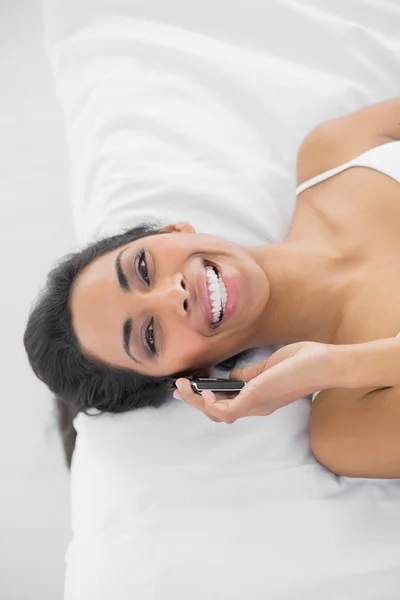 Femme naturelle joyeuse téléphone souriant à la caméra — Photo