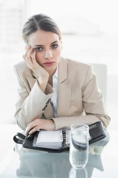 Attraktiva uttråkad affärskvinna tittar på kameran — Stockfoto