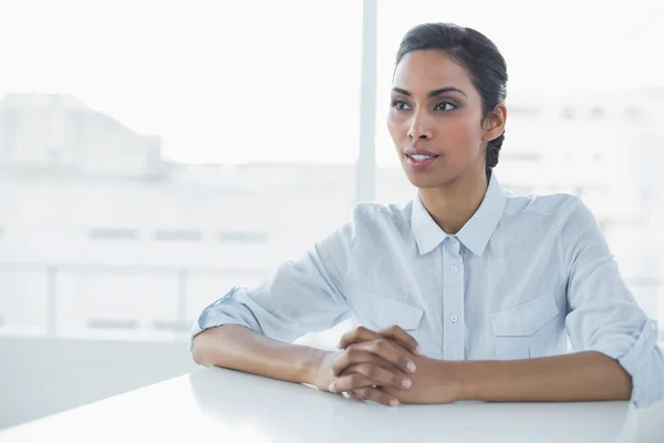 Conteúdo calma empresária sentada em sua mesa — Fotografia de Stock