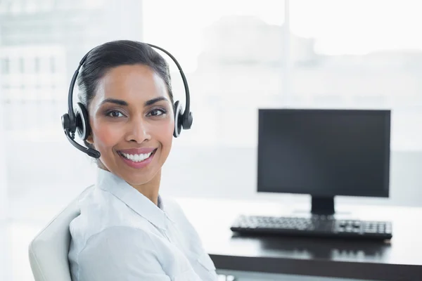 Conteúdo sorrindo agente usando um fone de ouvido — Fotografia de Stock