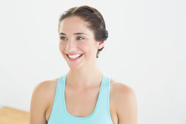 Sorridente giovane donna in reggiseno sportivo blu — Foto Stock