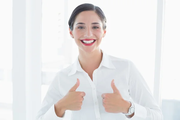 Mujer de negocios sonriente gestos pulgares hacia arriba — Foto de Stock