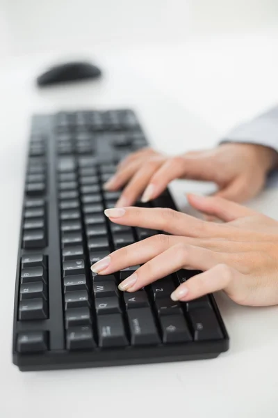 Mani digitando su una tastiera in un ufficio — Foto Stock