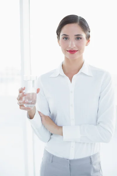水のガラスを持つ美しいビジネス女性 — ストック写真