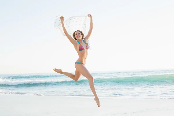 Euforisk smal kvinna hoppar i luften hålla sjal — Stockfoto