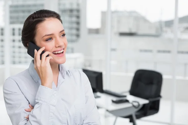 Fröhliche elegante Geschäftsfrau mit Handy im Büro — Stockfoto