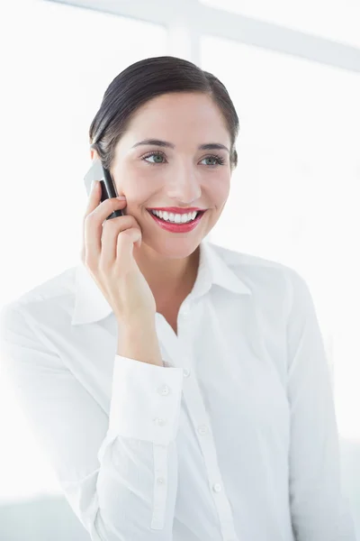 Mujer de negocios usando teléfono móvil — Foto de Stock