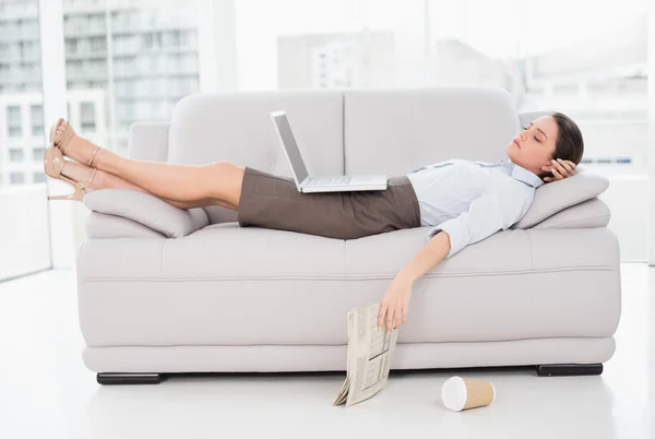 Žena s laptopem spaní na pohovce doma — Stock fotografie