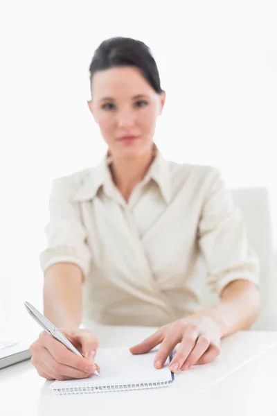 Retrato de una joven empresaria escribiendo notas por computadora portátil — Foto de Stock