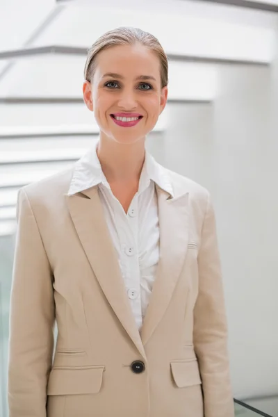 Vrolijke stijlvolle zakenvrouw permanent naast trap — Stockfoto