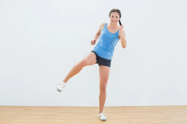 Спортивная женщина растягивает ногу в фитнес-центре — стоковое фото