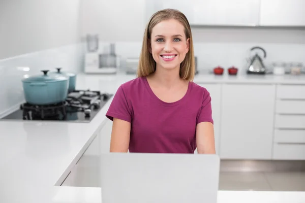 Mujer alegre casual utilizando el ordenador portátil — Foto de Stock