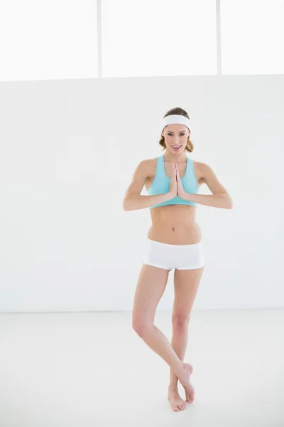 Vreedzame sportieve vrouw beoefenen van yoga pose in sporthal — Stockfoto