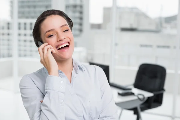 Fröhliche elegante Geschäftsfrau mit Handy im Büro — Stockfoto