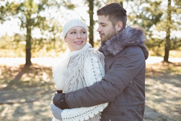 Liebendes junges Paar in Winterkleidung im Wald — Stockfoto