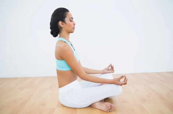 Schöne ruhige Frau meditiert in Lotusposition — Stockfoto